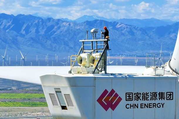 2.2.图为党员骨干在风机机舱上维护风速仪